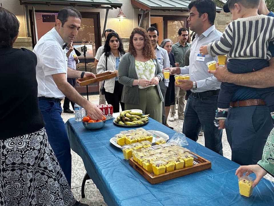 مهمانان دور میز خوراکی‌ها و شیرینی‌های برنامه.