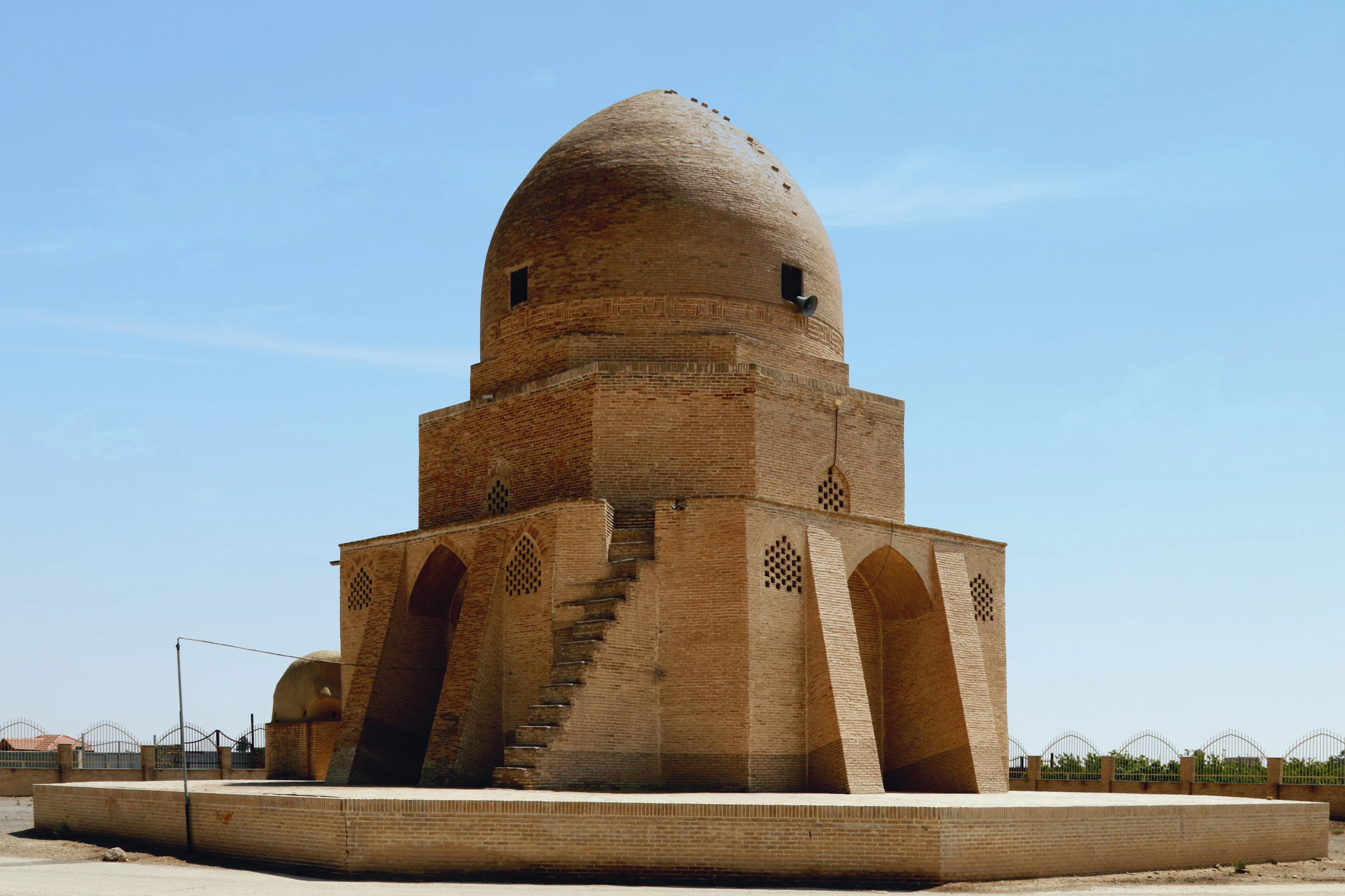 گنبد آجری مسجد ازیران در جنوب‌شرق اصفهان