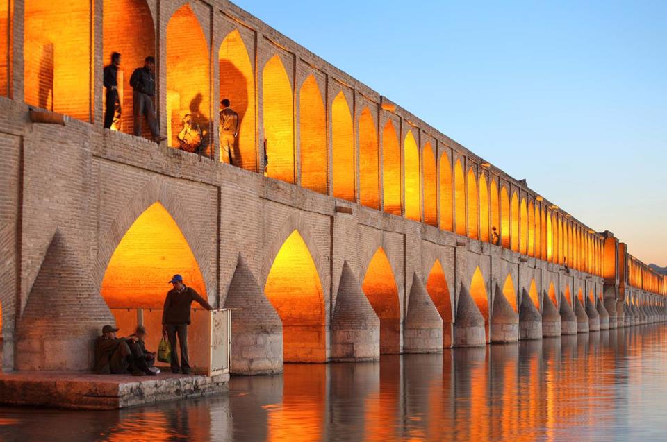 پل تاریخی اصفهان با قوسهای روشن در شب